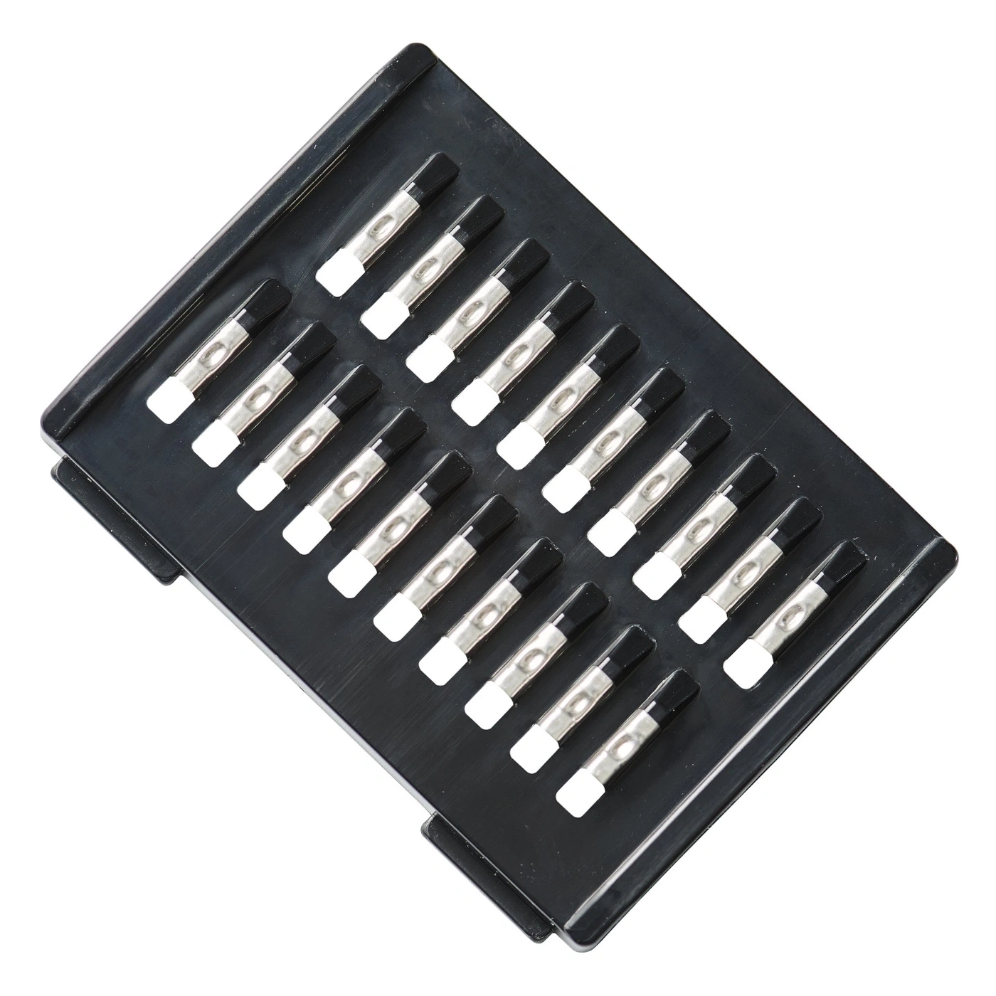 Schwarze Reibe mit scharfen Klingen für Gemüse und Obst, Nahaufnahme