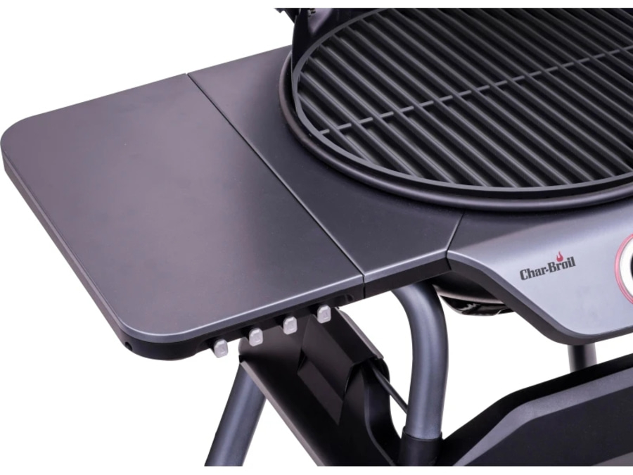 Nahaufnahme eines schwarzen Grills mit einer Seitenablage und dem Char-Broil-Logo.