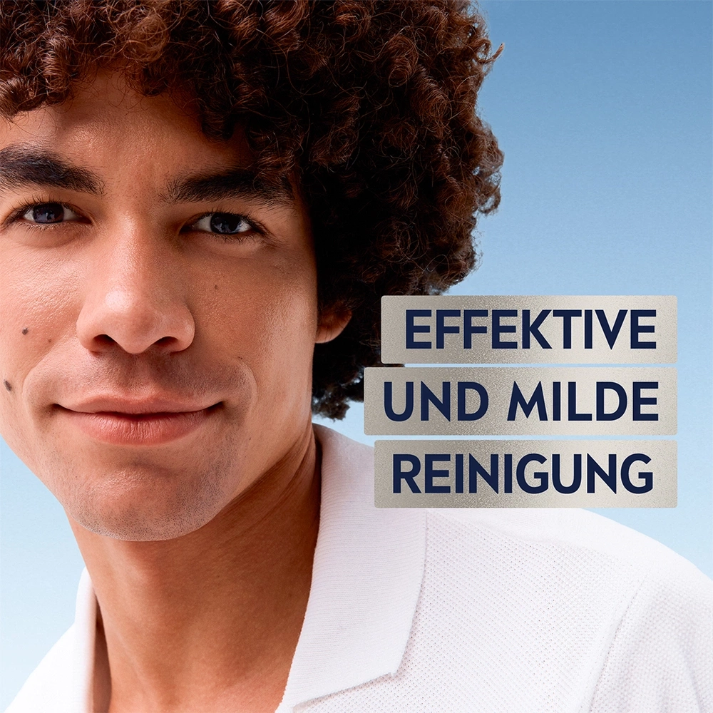 Mann mit Locken und Text "Effektive und milde Reinigung"