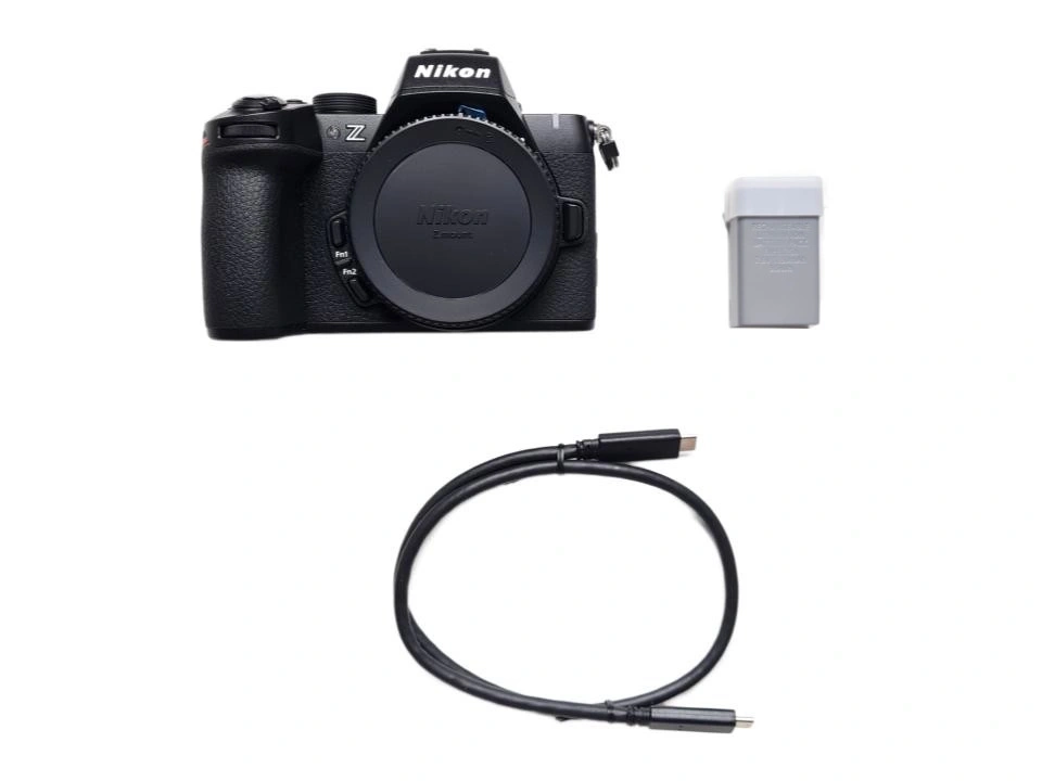Nikon Kamera, Objektivdeckel, Batterie, Kabel