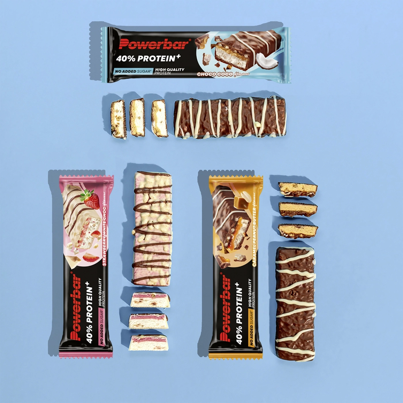 Mehrere Powerbar-Proteinriegel und aufgeschnittene Exemplare in verschiedenen Geschmacksrichtungen, präsentiert auf blauem Hintergrund.