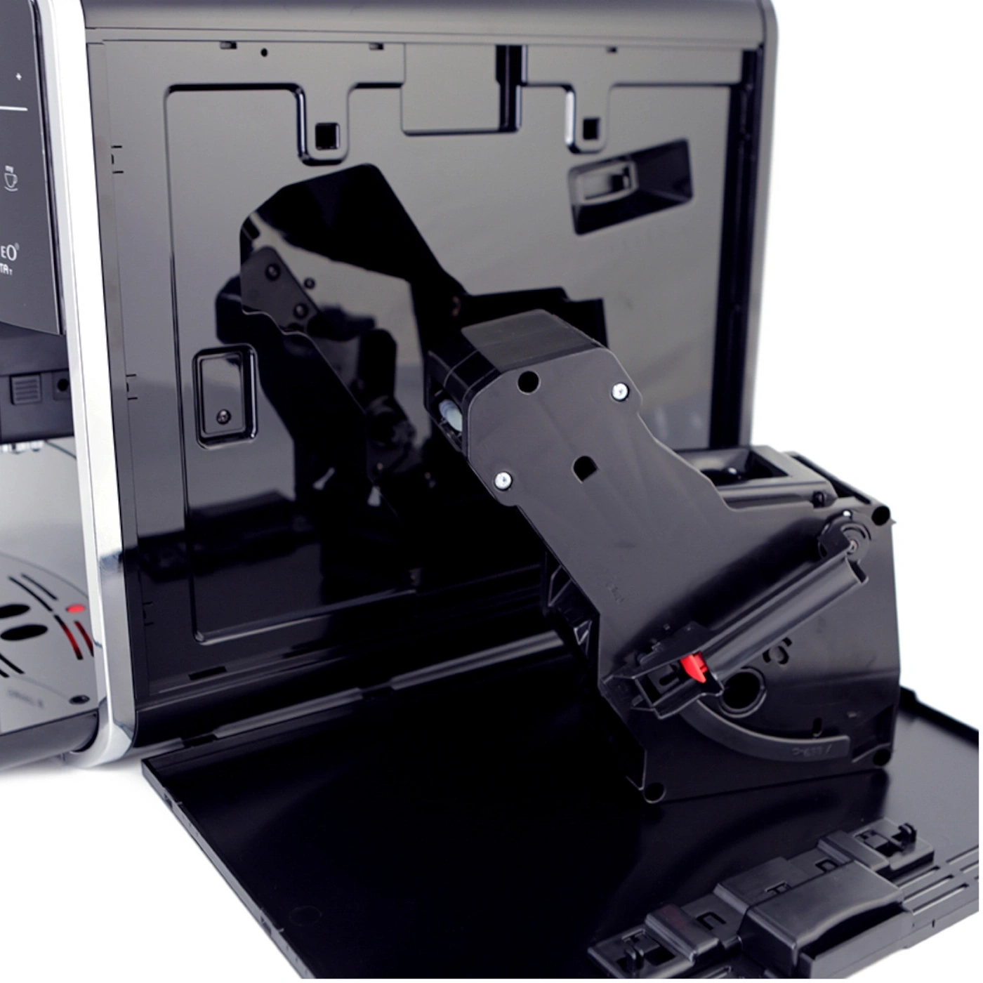 Kaffeemaschine, schwarze Teile, offene Klappe, roter Knopf, Innenansicht, Detailaufnahme, Nahaufnahme, Technik