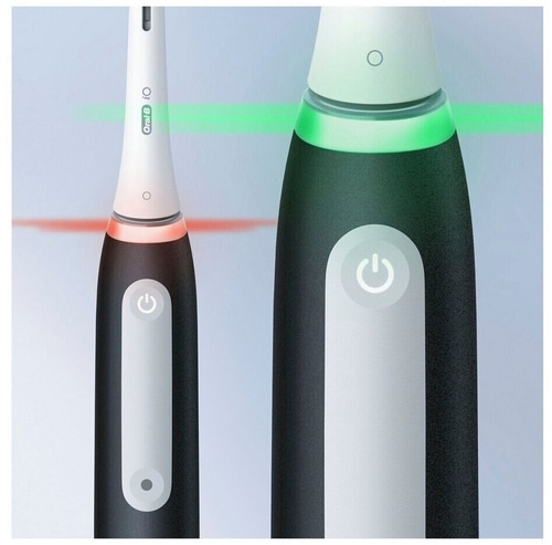 Zwei elektrische Zahnbürsten mit roter und grüner Beleuchtung und Ein/Aus-Taste.