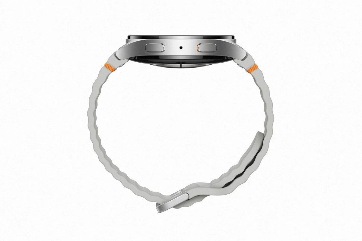 Eine silberne Smartwatch mit grauem Band und orangefarbenen Akzenten, von der Seite betrachtet.