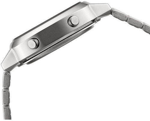 Silberne Uhr mit Knöpfen und Armband, Seitenansicht, Nahaufnahme