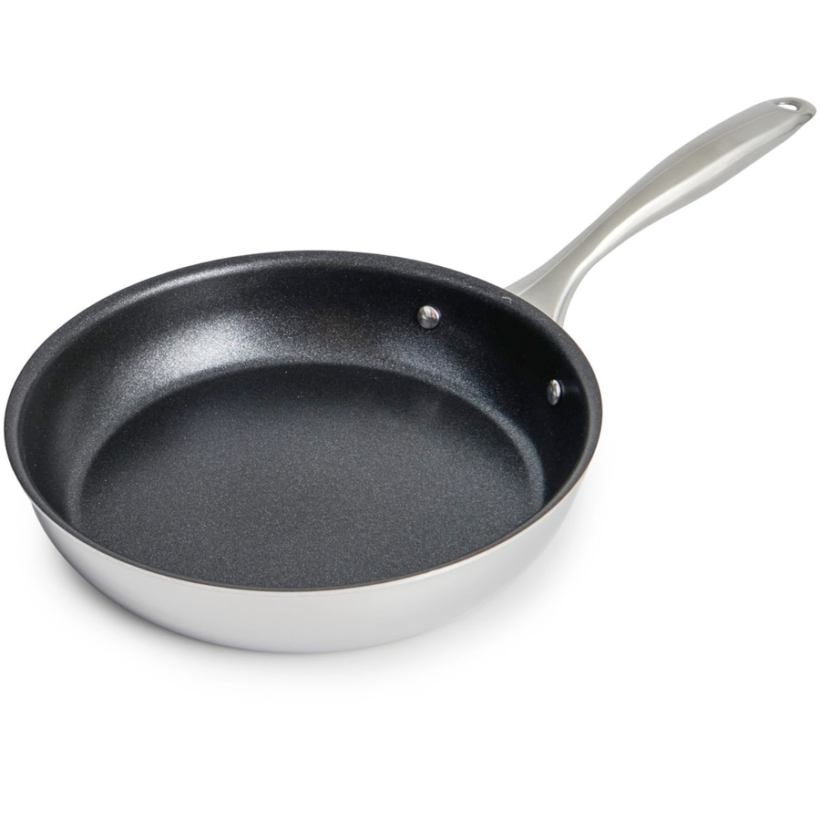 Pfanne mit schwarzer Beschichtung und silbernem Griff auf weißem Hintergrund