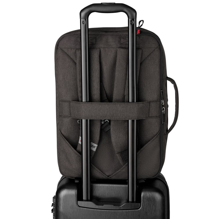 Schwarzer Rucksack auf einem Rollkoffer mit ausziehbarem Griff, Nahaufnahme