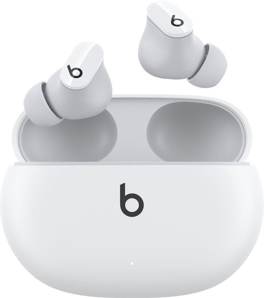 Weiße Beats-Kopfhörer mit Ladecase und dem Beats-Logo auf dem Gehäuse und den Kopfhörern.