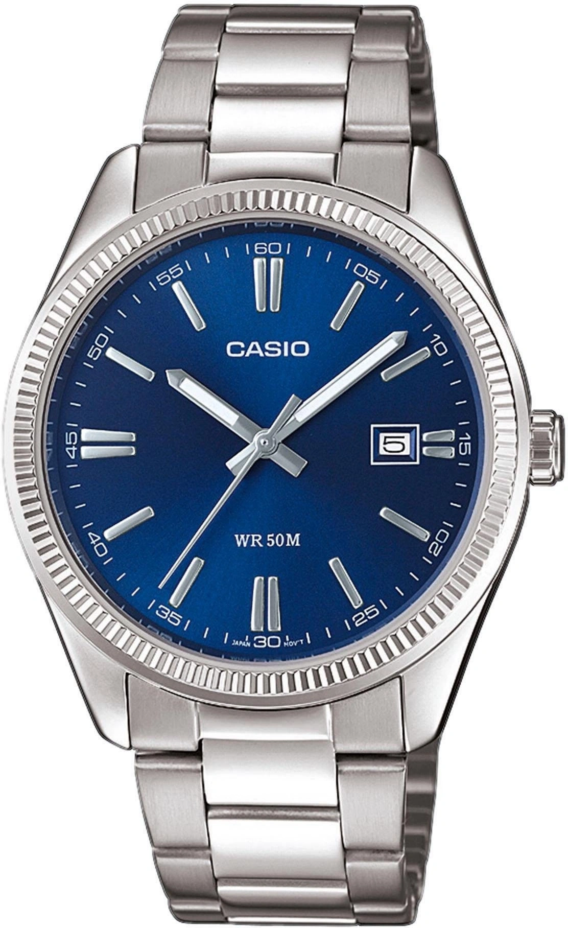 Eine silberne Casio-Herrenuhr mit blauem Zifferblatt und silbernem Armband