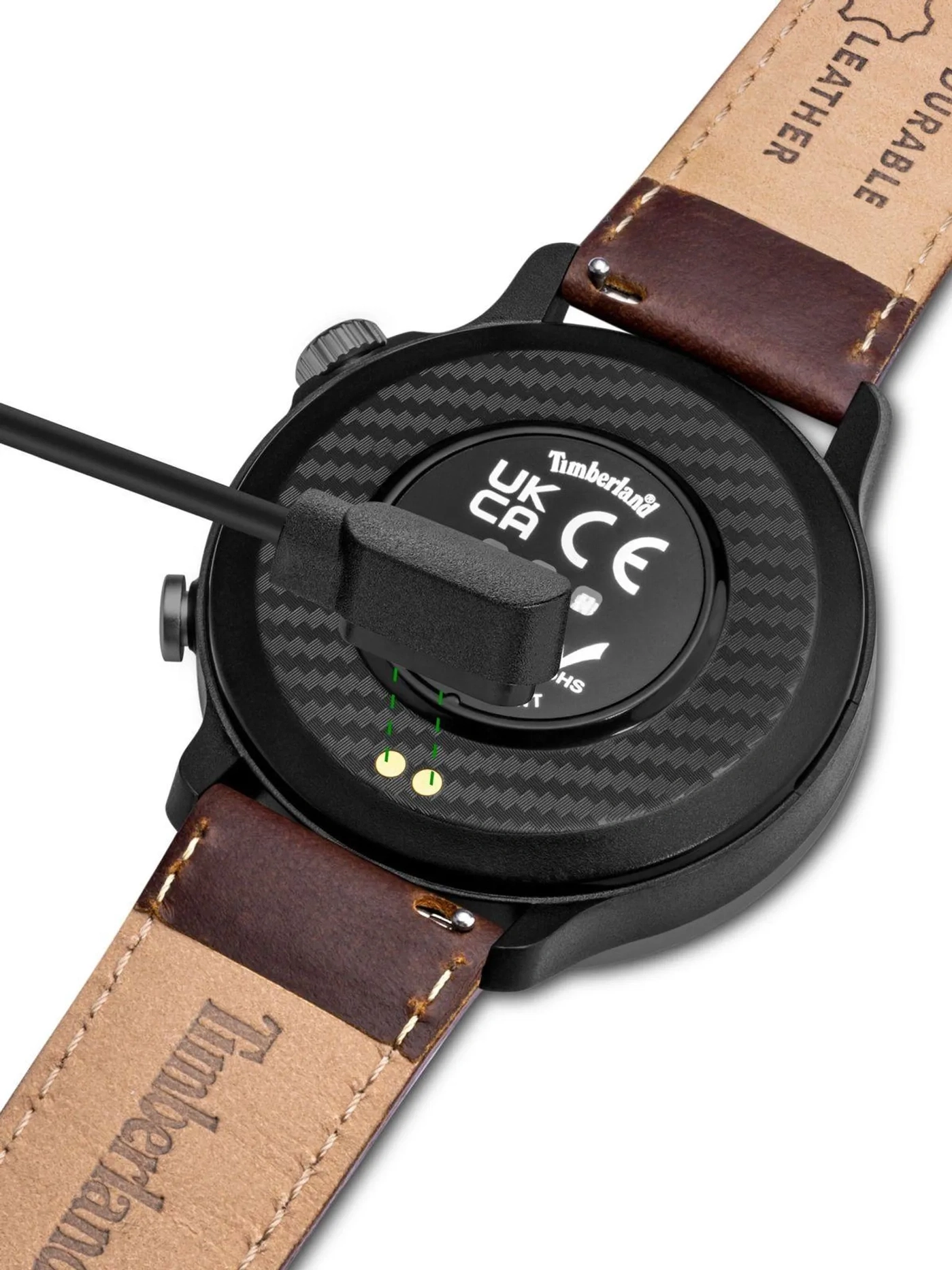 Die Rückseite einer Timberland Smartwatch mit Ladekabel.
