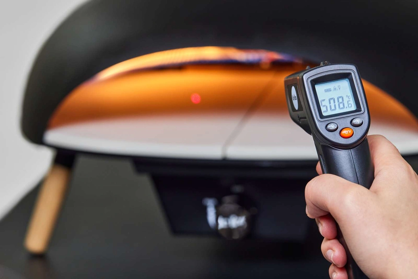 Infrarotthermometer misst 508,6 Grad Celsius in einem Pizzaofen.