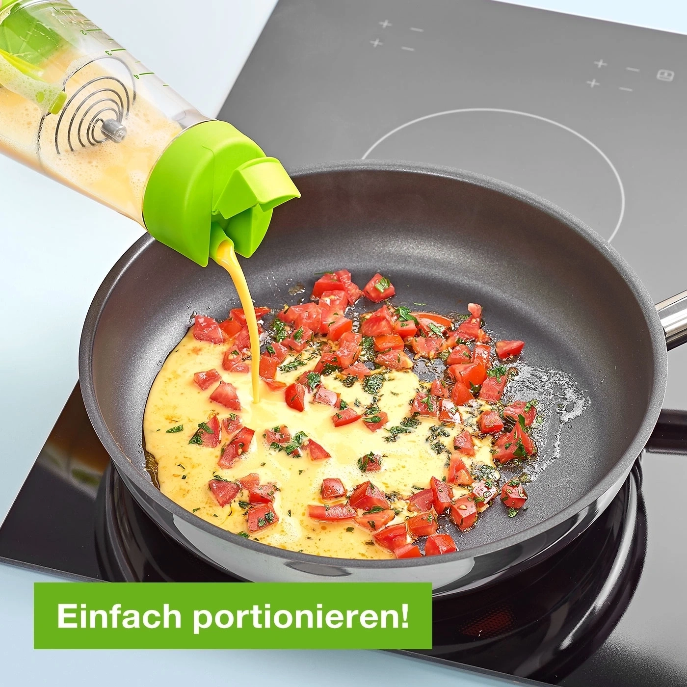 Eier werden in einer Pfanne mit Tomaten zubereitet, einfach portionieren!
