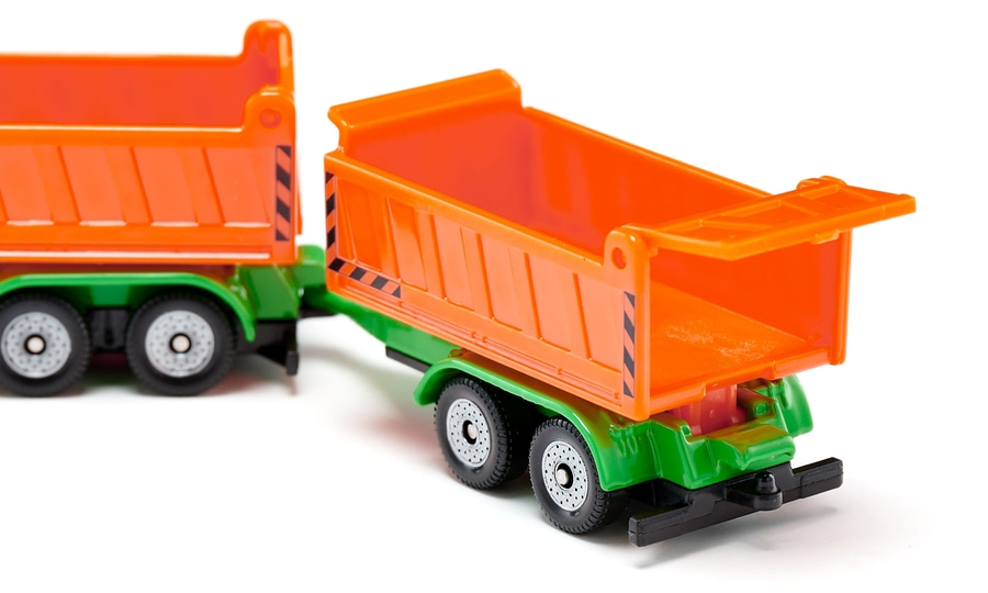Spielzeug-Kipper mit zwei Anhängern und orangenem Aufbau