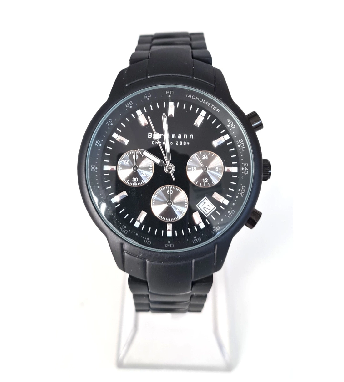Schwarze Armbanduhr mit Chronographen und Tachymeterskala auf schwarzem Zifferblatt