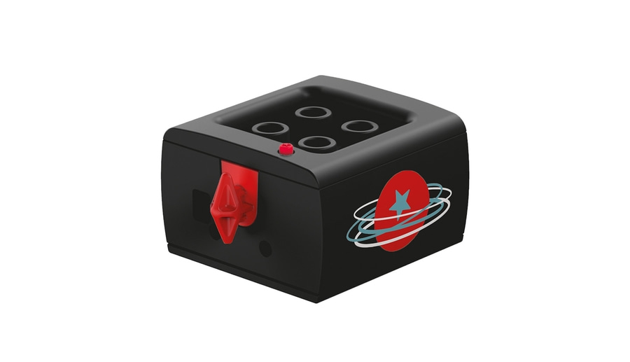 Schwarzer Würfel mit rotem Hebel und Stern-Logo. Oben vier Löcher und ein roter Knopf.