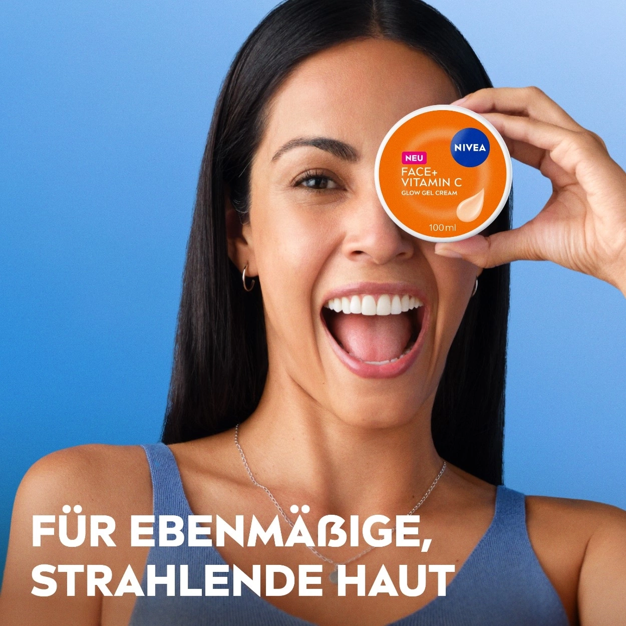 Frau mit strahlender Haut hält Nivea Produkt