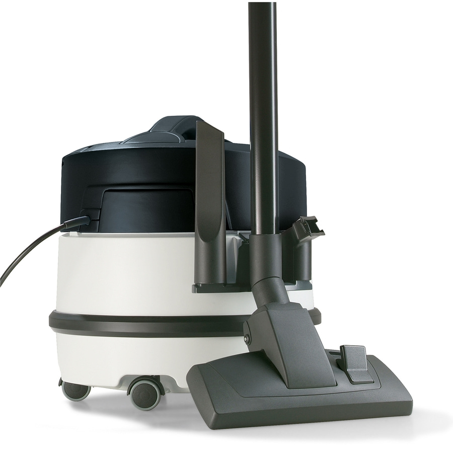 Ein moderner weißer und schwarzer Staubsauger mit Zubehör steht auf einem weißen Hintergrund.