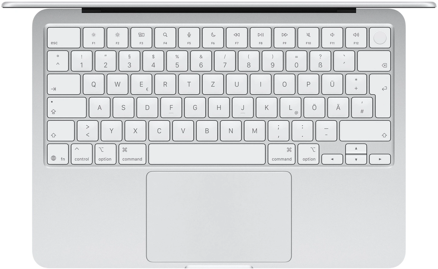Silberne Tastatur eines Laptops mit deutschen Tastenbelegungen.