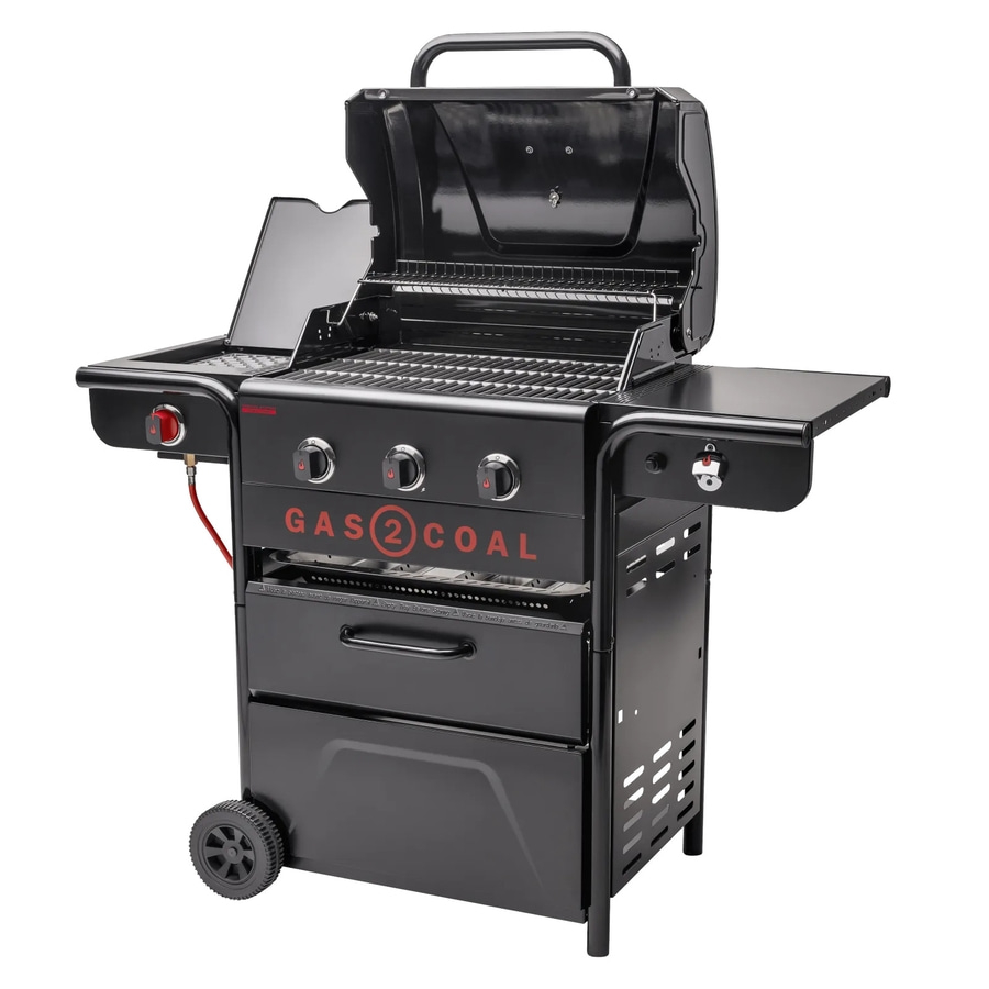 Schwarzer Gas- und Holzkohlegrill mit geöffnetem Deckel und Zubehör. Gas 2 Coal.