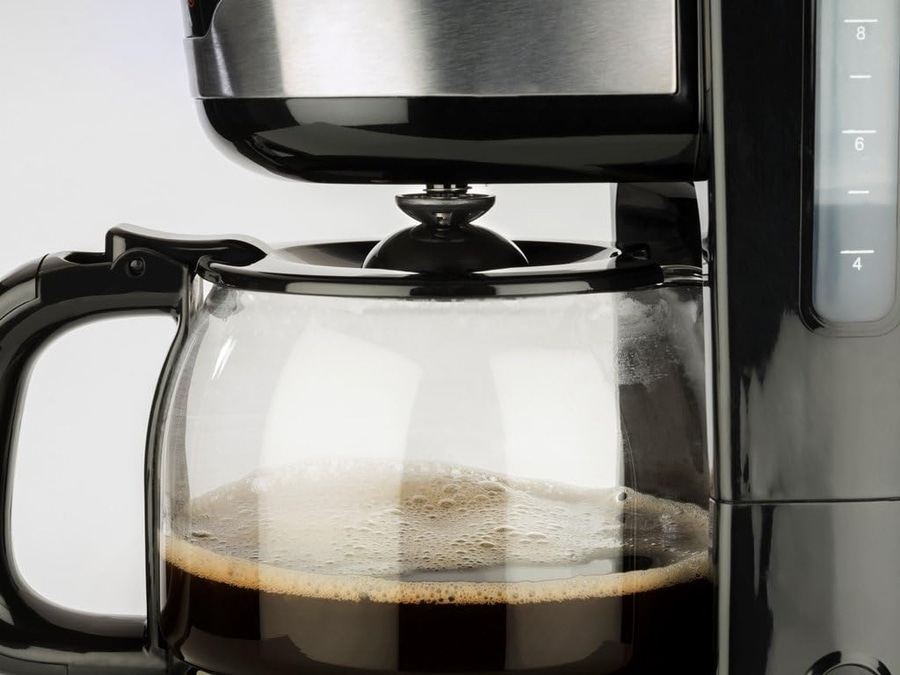 Kaffeemaschine mit Kaffeekanne, die mit Kaffee gefüllt ist, Nahaufnahme