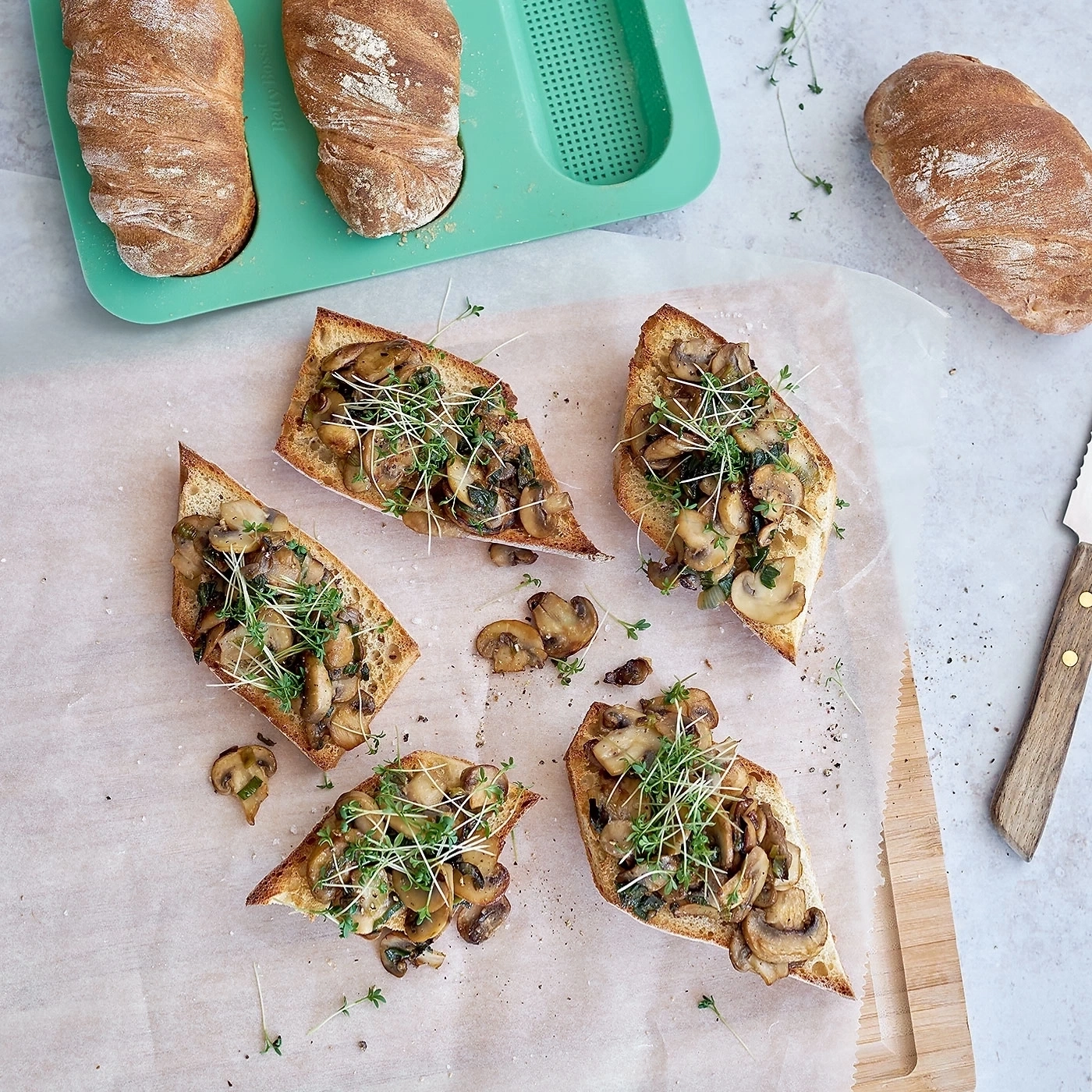 Geröstetes Brot mit Pilzen und Kräutern, lecker angerichtet