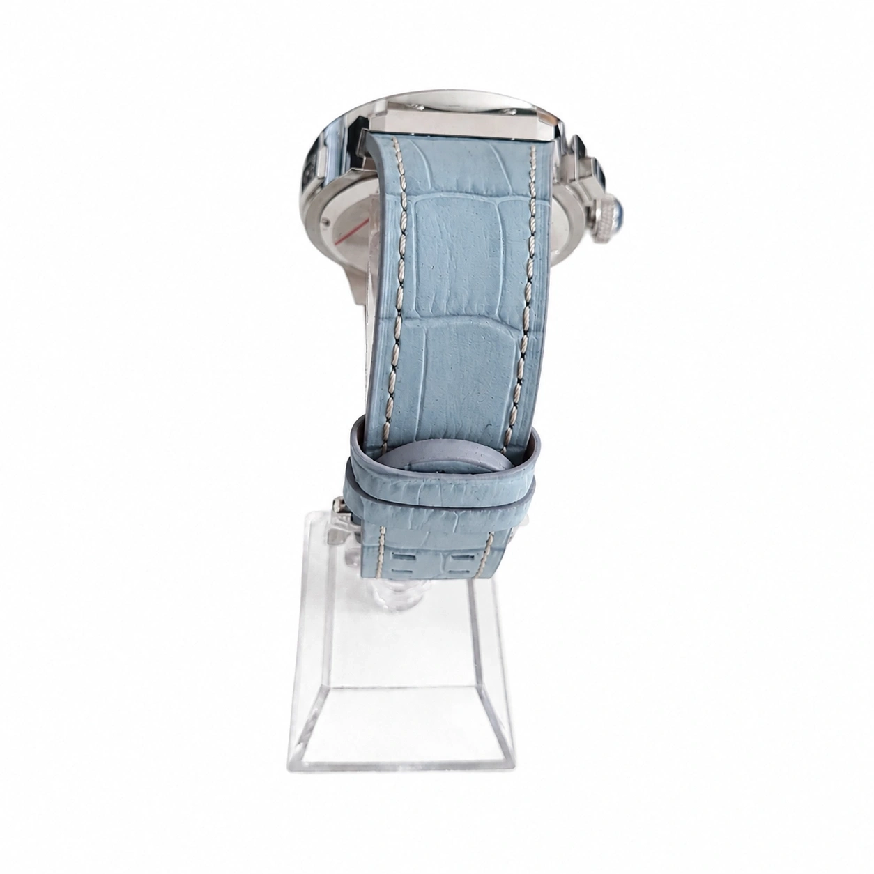 Ein hellblauer Lederarmband einer Uhr auf einem Ständer