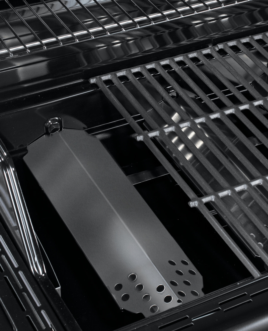 Nahaufnahme eines Grillrosts mit Metallplatte und Löchern