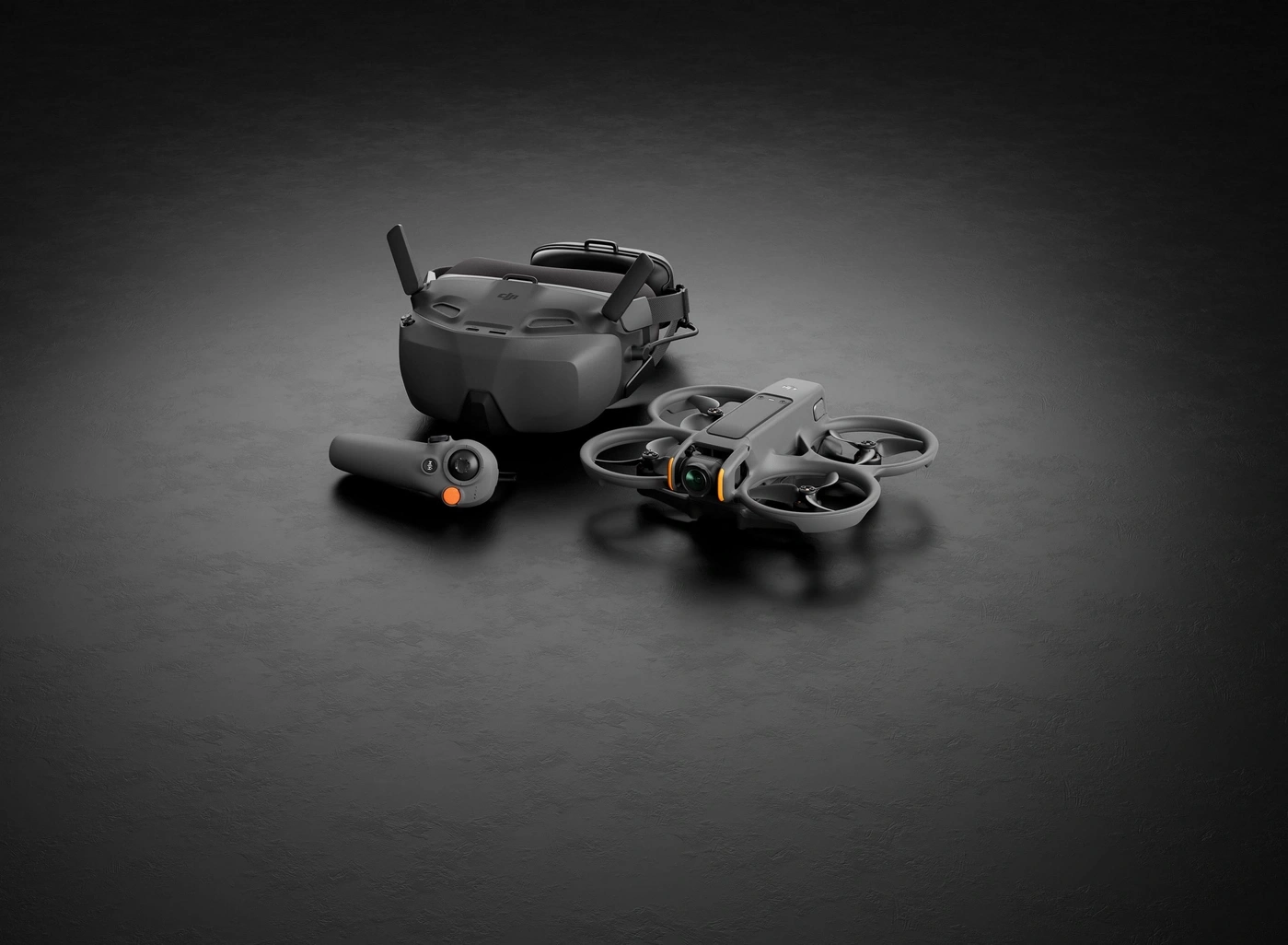 Ein DJI Avata Drohne, Controller und Goggles auf dunklem Hintergrund