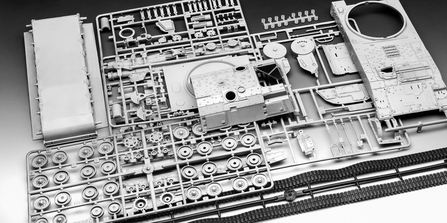 Modellbausatz Panzer, Plastikbauteile, Räder, Ketten, Detailansicht, grau, schwarz, Hobby, Basteln