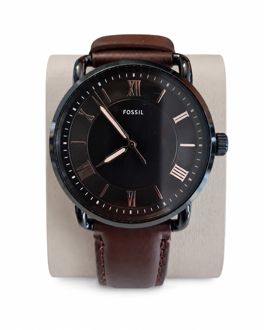 Fossil Armbanduhr mit schwarzem Zifferblatt und braunem Lederarmband