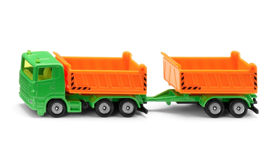 Grüner kipper mit orangefarbenem Anhänger auf weißem Hintergrund