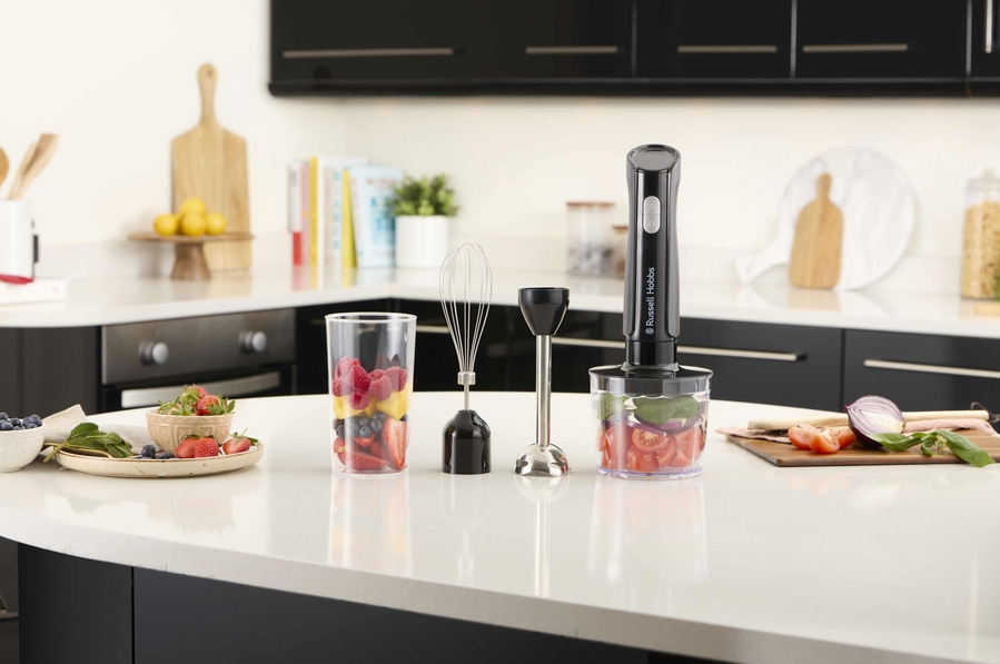 Küchenszene mit Mixer, Obst und Gemüse auf einer Arbeitsplatte. Russell Hobbs.
