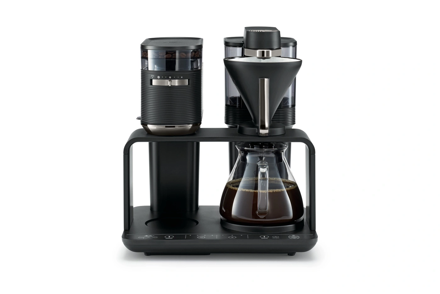 Schwarze Kaffeemaschine mit Kaffeebohnen und Kaffeekanne, isoliert auf weißem Hintergrund.