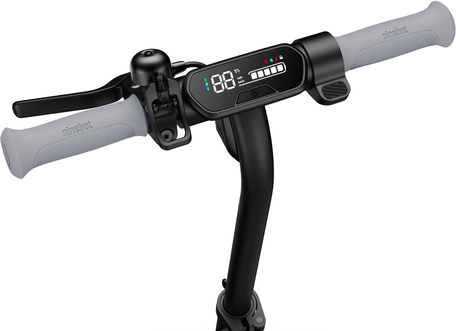 Nahaufnahme des Lenkers eines Elektrorollers mit Digitalanzeige und Klingel