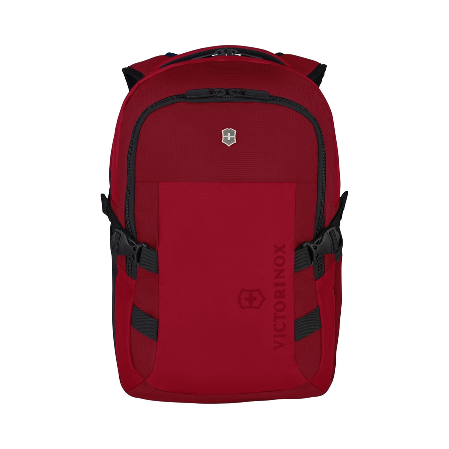 Roter Victorinox-Rucksack mit Reißverschluss und Logo, isoliert auf weißem Hintergrund.