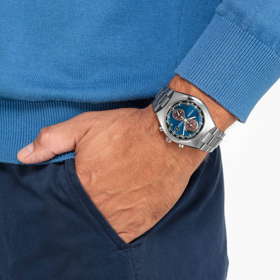 Mann trägt Uhr, blaue Kleidung, Hand in Hosentasche, Nahaufnahme, Armbanduhr