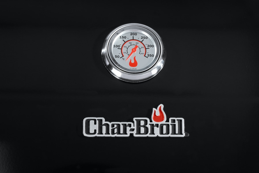 Schwarzer Grill mit Thermometer und Char-Broil-Logo, Temperaturanzeige