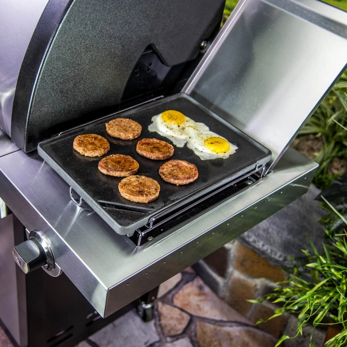 Grill mit Würstchen und Spiegeleiern, Frühstück zubereiten, Essen kochen