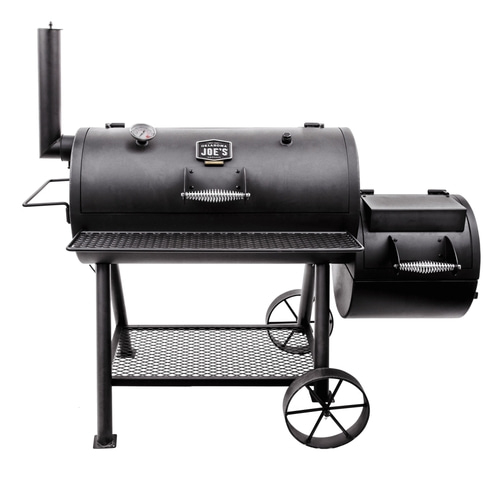 Schwarzer Oklahoma Joe's Smoker Grill mit Rädern und Thermometer für das Grillen im Freien
