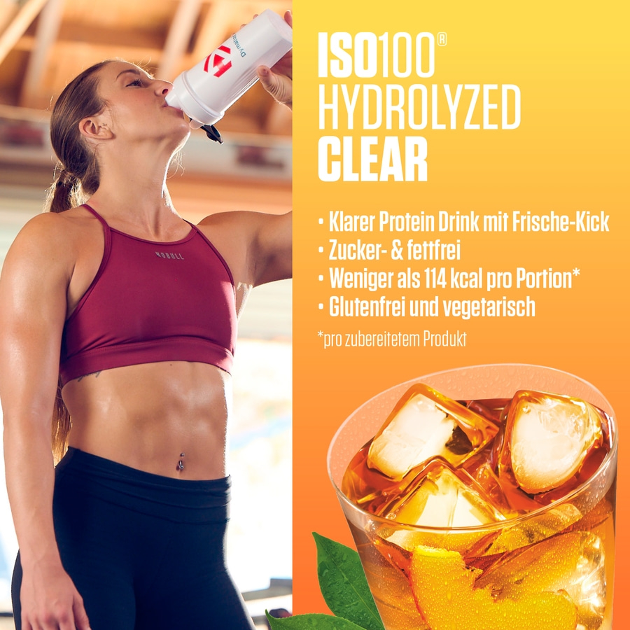Frau trinkt Proteinshake, ISO100 Hydrolyzed Clear Produktbeschreibung mit Glas Eistee.