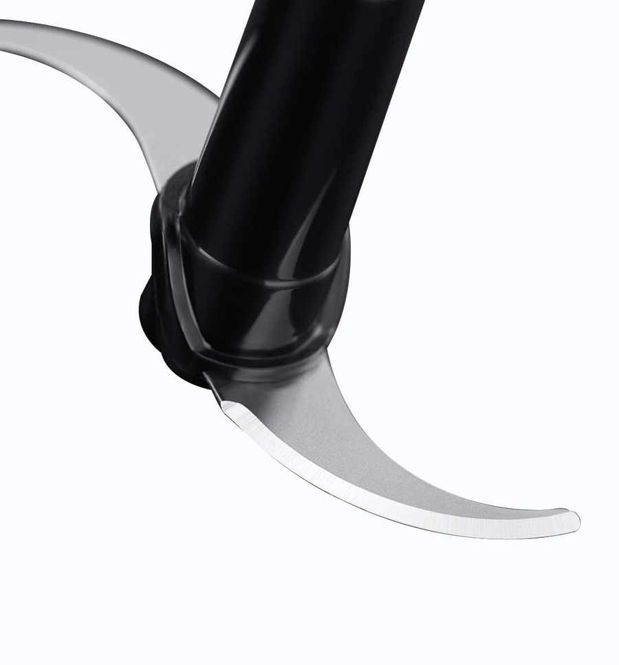 Nahaufnahme eines schwarzen Mixers mit scharfer Klinge auf weißem Hintergrund