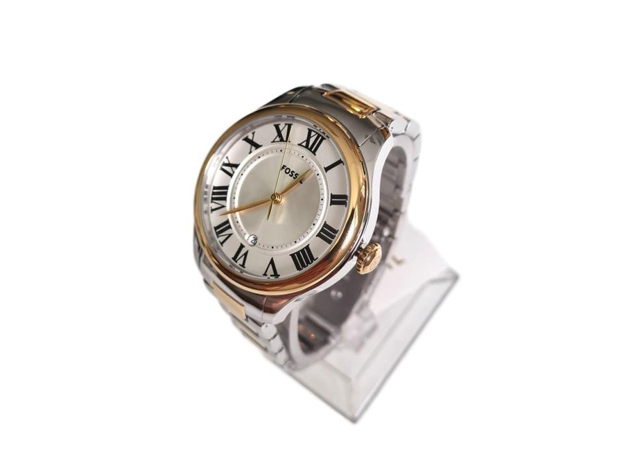 Eine silberne und goldene Fossil-Armbanduhr mit römischen Ziffern auf einem Display.