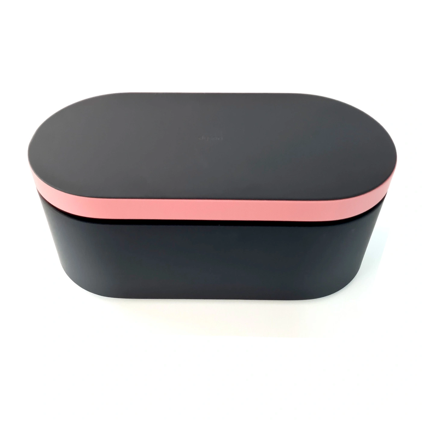 Schwarzer Behälter mit rosa Band und Dyson-Logo