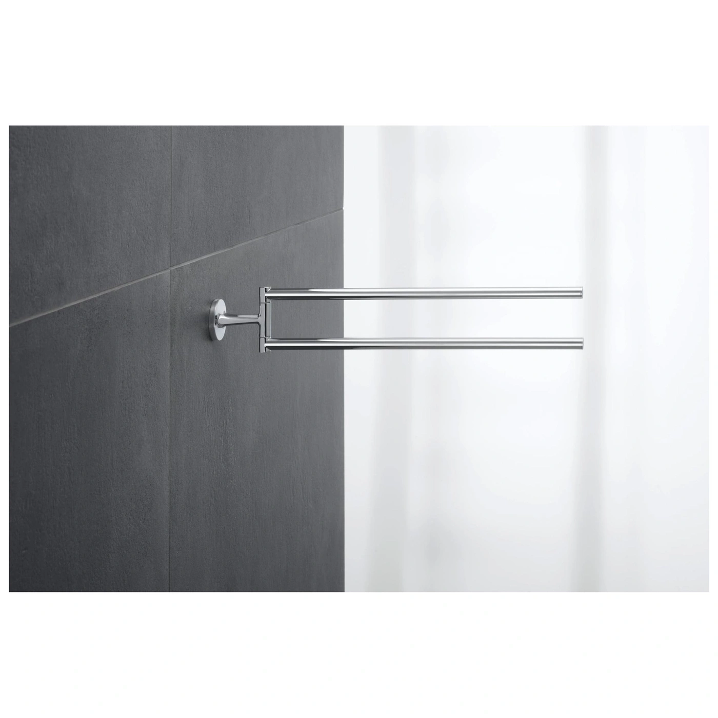 Handtuchhalter an grauer Wand. Badezimmer-Accessoire. Chrom-Design. Modernes Interieur.