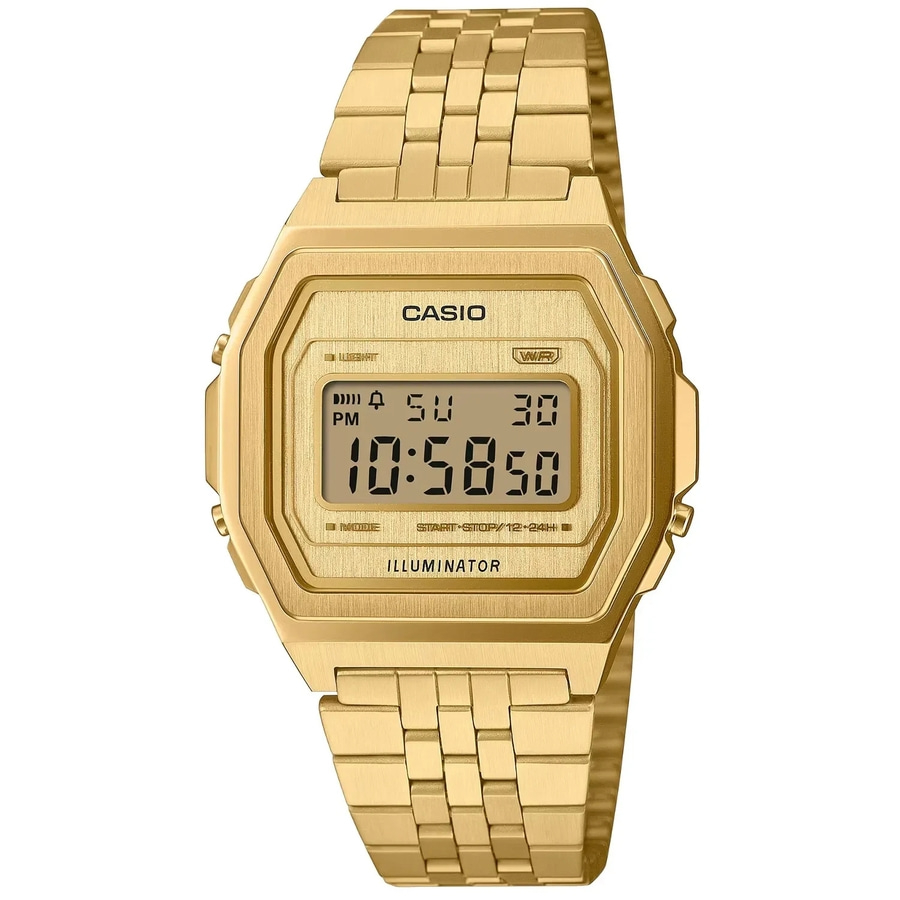 Eine goldene Casio Digitaluhr mit Metallarmband wird isoliert auf weißem Hintergrund gezeigt.