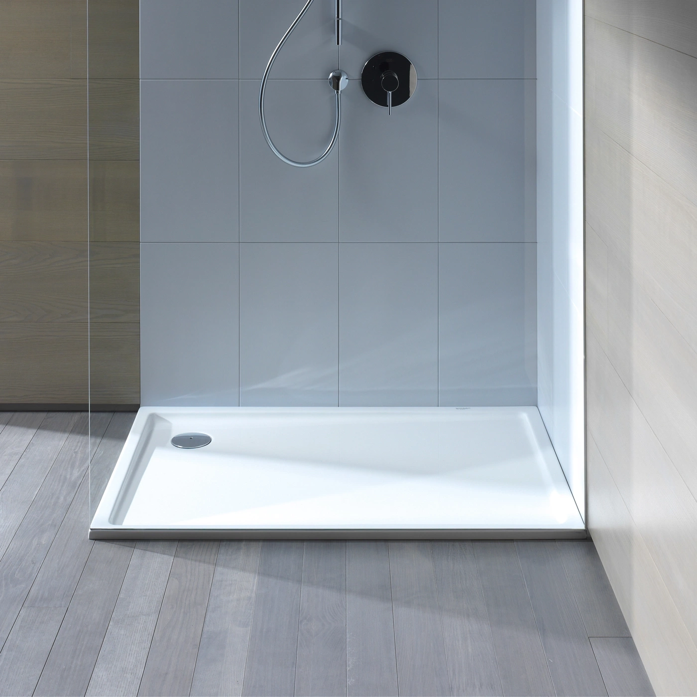 Moderne Dusche mit Holzakzenten und einer flachen Duschwanne.