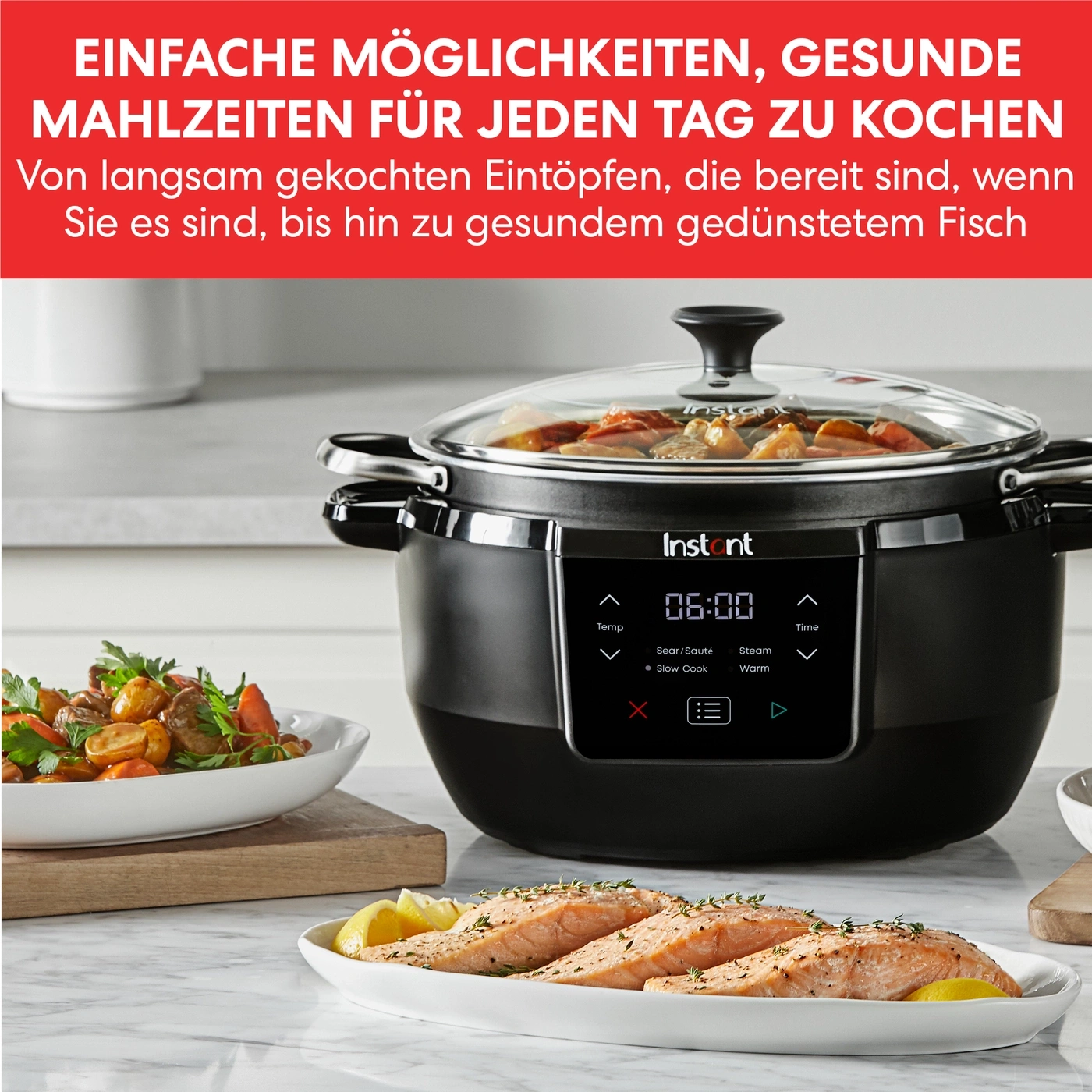 Ein Instant Pot mit gekochtem Fisch und Eintopf daneben