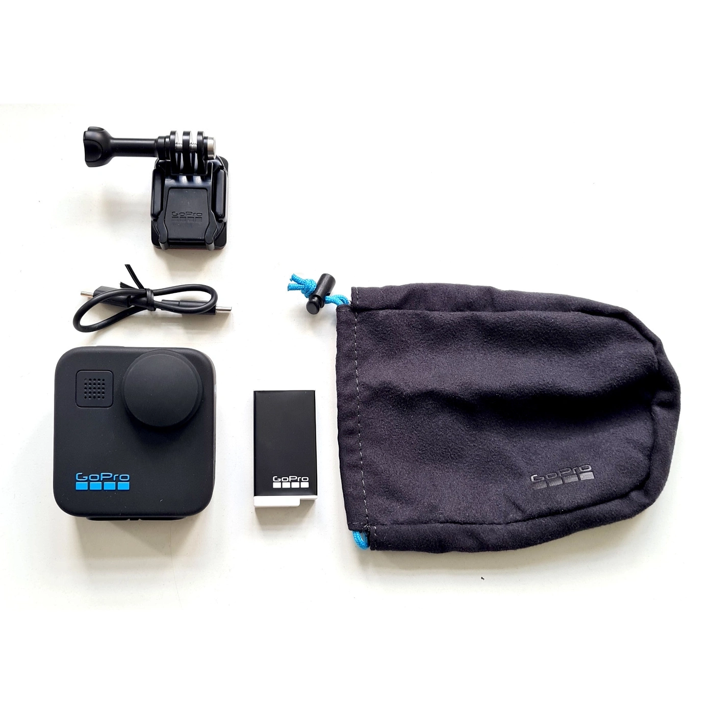 GoPro Max Kamera mit Zubehör, USB-Kabel, Halterung und Tasche