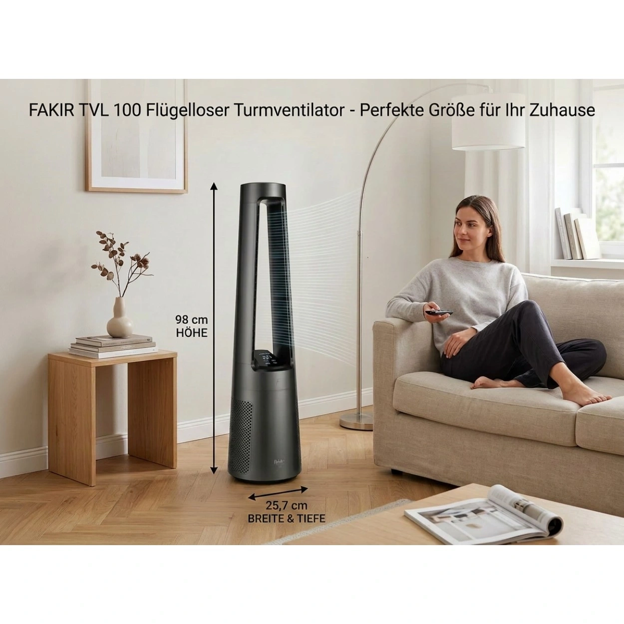 Ein schlanker Turmventilator im Wohnzimmer mit einer Frau auf der Couch.