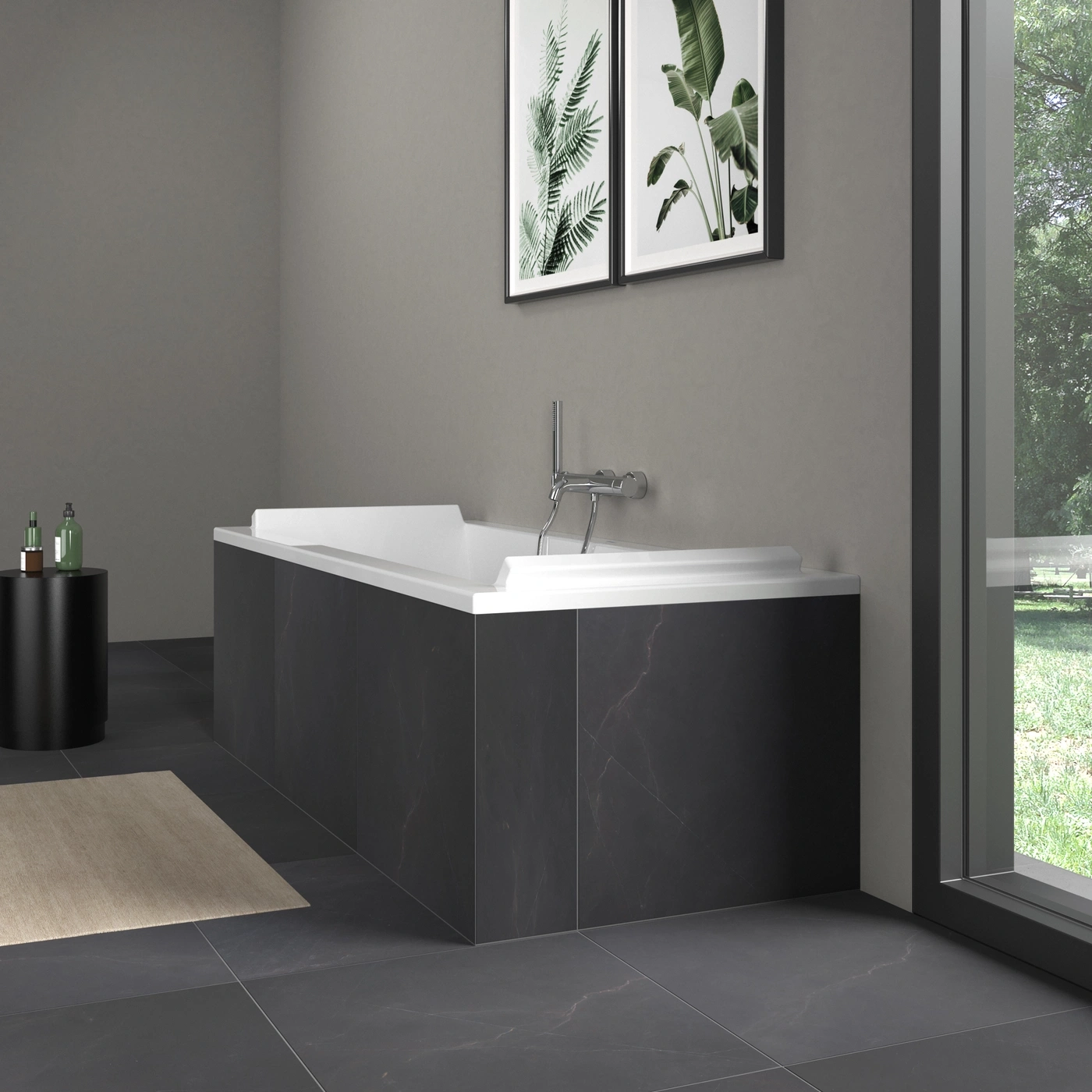 Badezimmer mit Badewanne, Wandbildern und Fenster mit Blick ins Grüne